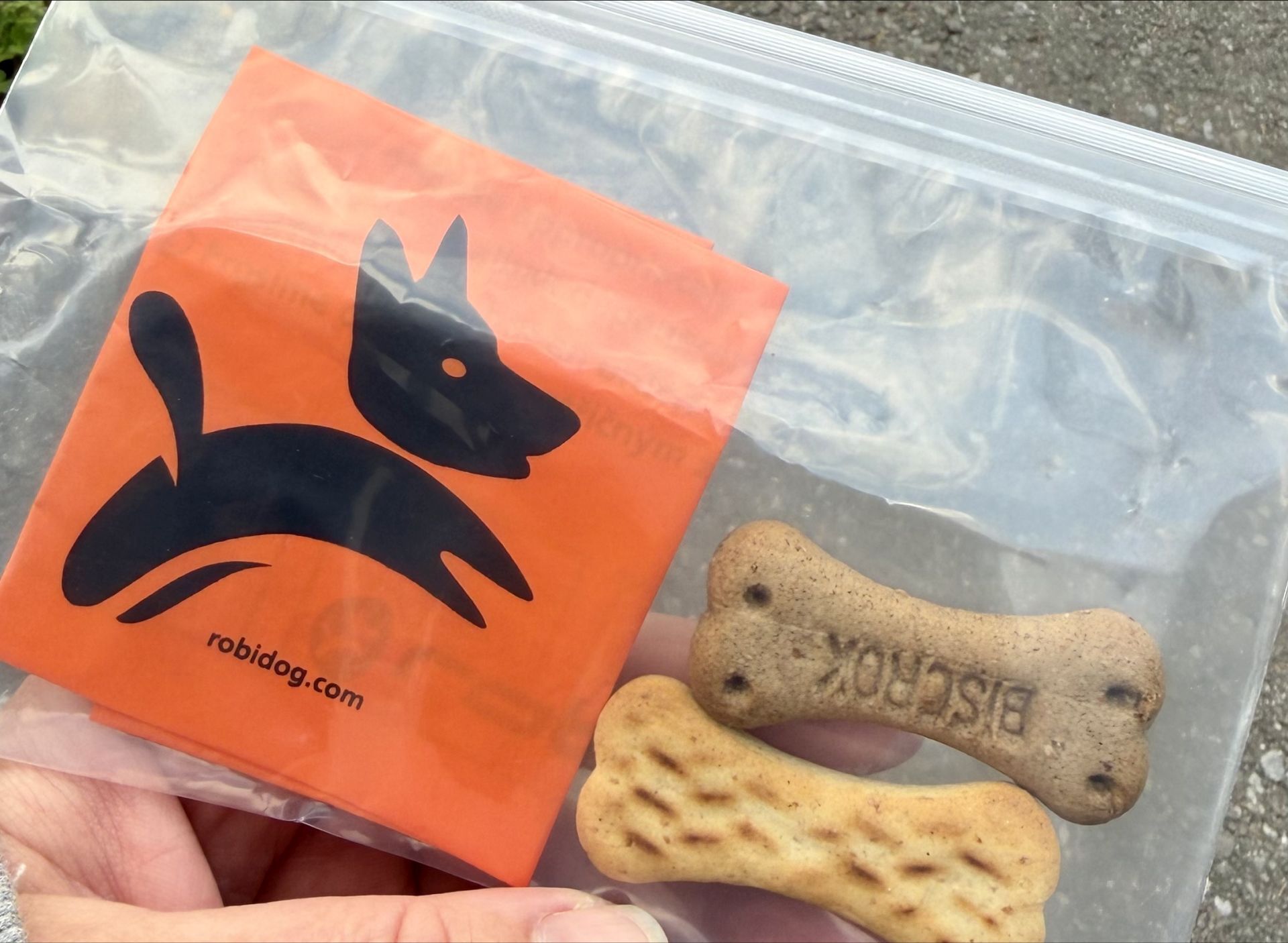 Als Hundehalter erhält man ein Robidog und Leckerlies mit für den Hund